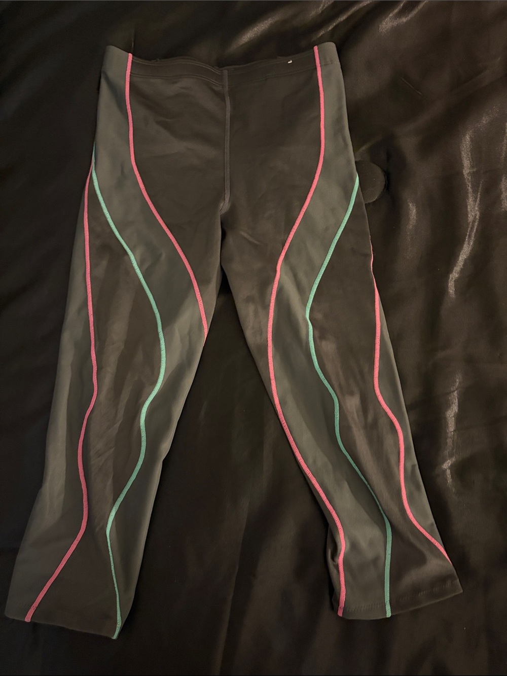CW-X Stabilyx Compression Tights featuring characteristic contrasting seam tape